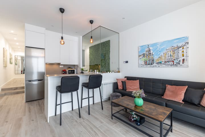 Beautiful apartment for 8 pax in Plaza Olavide