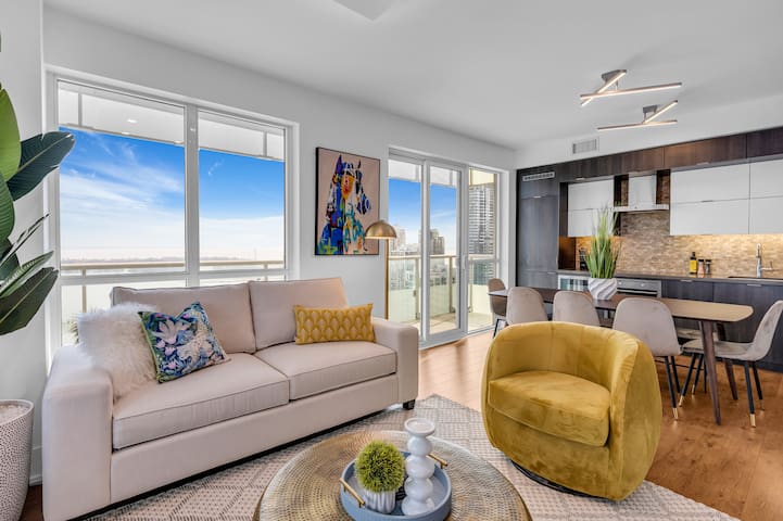 Luxury CN Tower and Lake View Penthouse Sleeps 10 gallery image 2