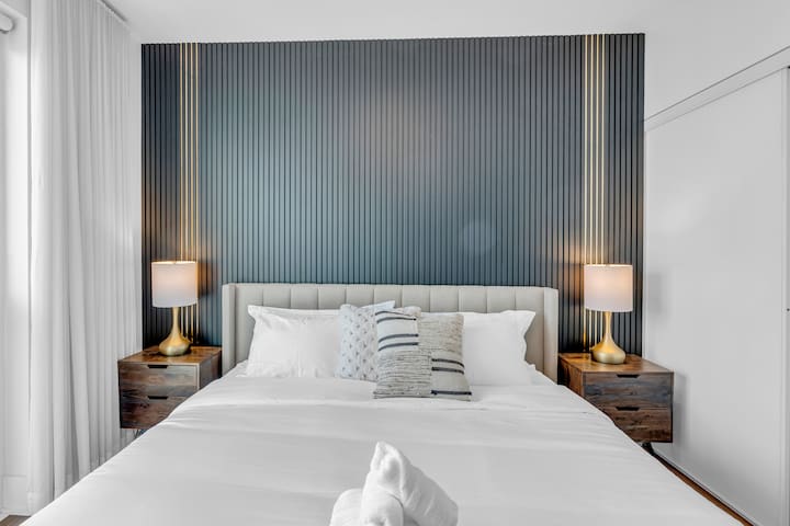 Luxury CN Tower and Lake View Penthouse Sleeps 10 gallery image 3