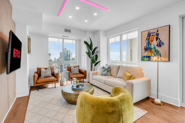 Luxury CN Tower and Lake View Penthouse Sleeps 10