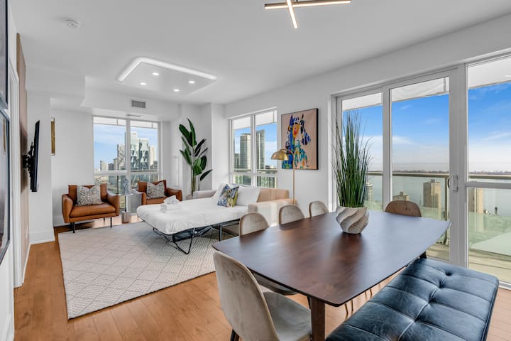 Luxury CN Tower and Lake View Penthouse Sleeps 10 gallery image 5