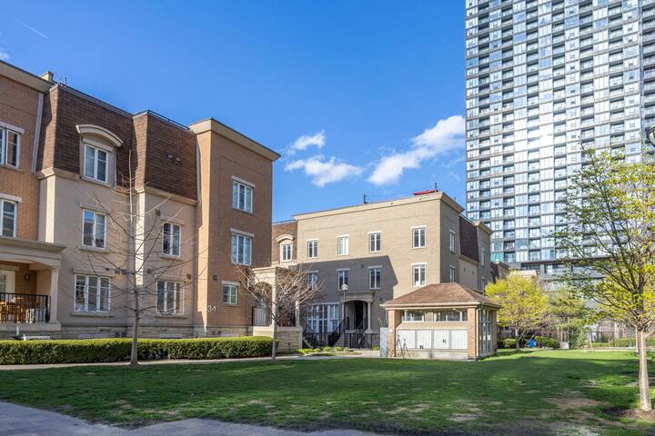 Sun Filled Cozy Downtown Toronto Townhome +Parking gallery image 3