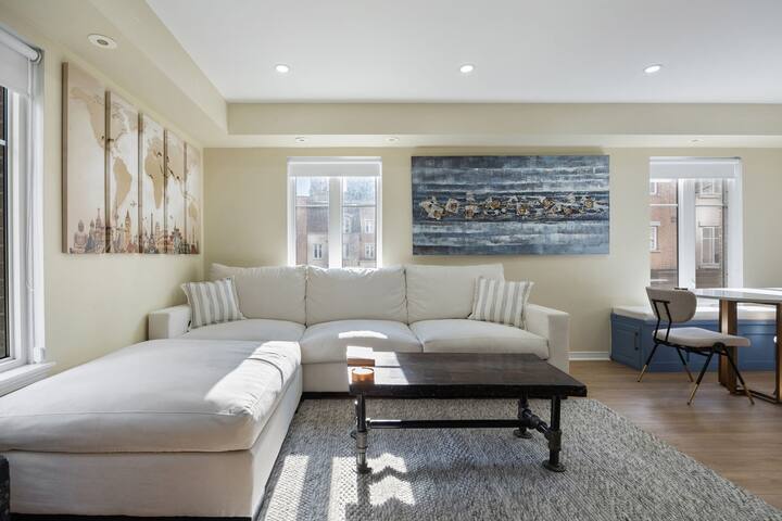 Sun Filled Cozy Downtown Toronto Townhome +Parking gallery image 4
