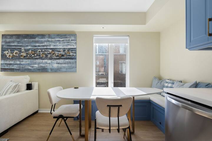 Sun Filled Cozy Downtown Toronto Townhome +Parking gallery image 5