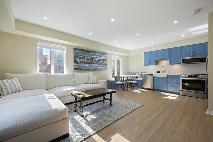 Sun Filled Cozy Downtown Toronto Townhome +Parking gallery image 2