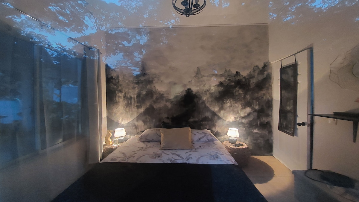 Romantic Jungle Haven: Deze gezellige kamer voor twee nodigt je uit om te genieten van de schoonheid van de natuur, met junglegeluiden die rustgevende, rustige nachten verbeteren.