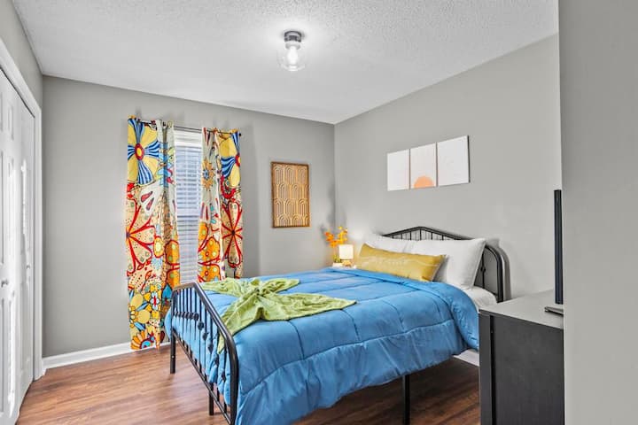 Двойно легло. 32- инчов смарт телевизор и скрин. 