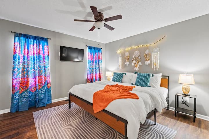 Голямо двойно легло с матрак от мемори пяна и луксозен комплект чаршафи