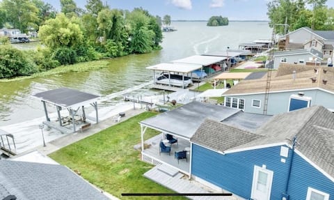 Waterfront Retreat with King Bed and Boat Docks