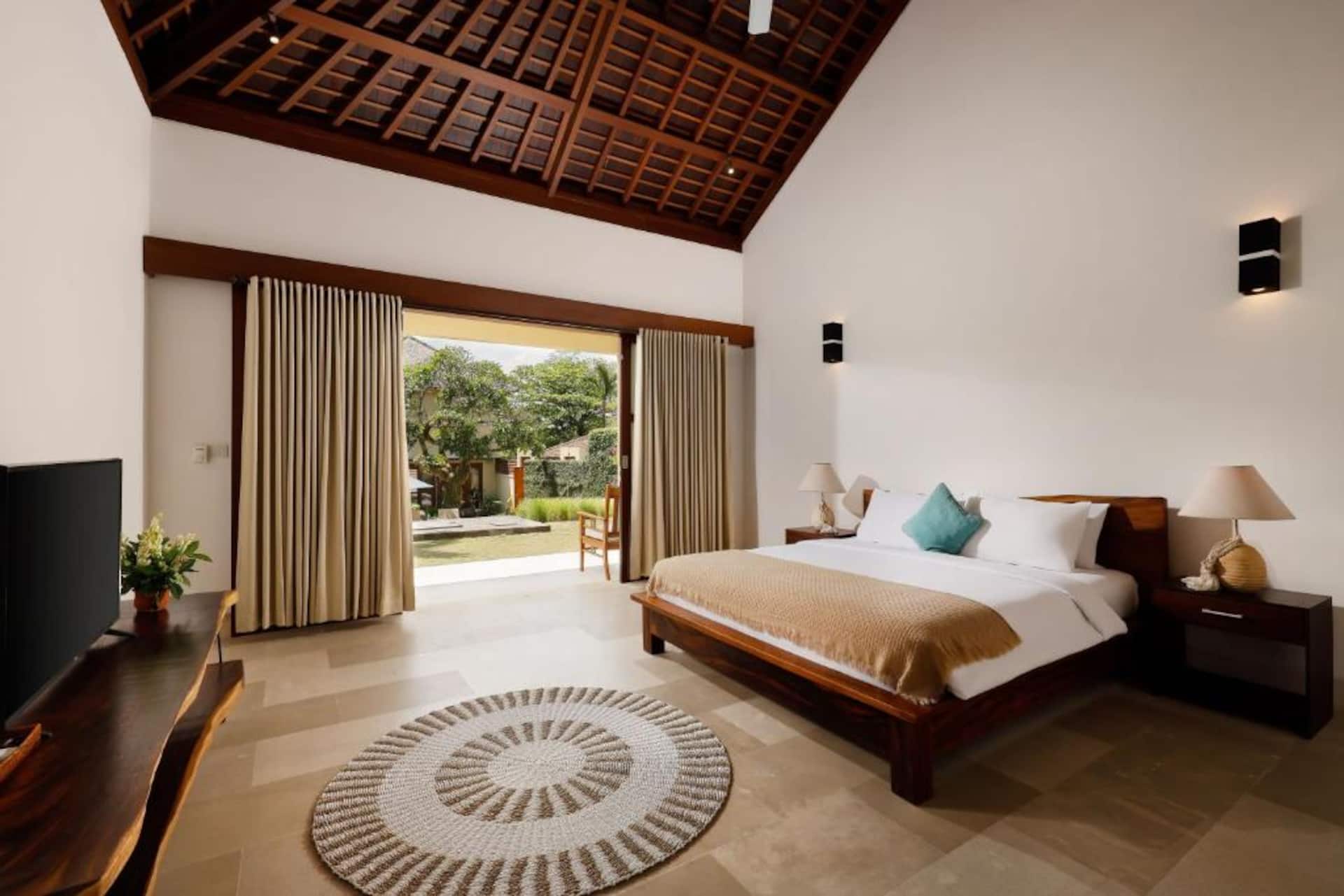 Spacious Poolside Retreat 5 Bedroom Private Villa in Canggu 2