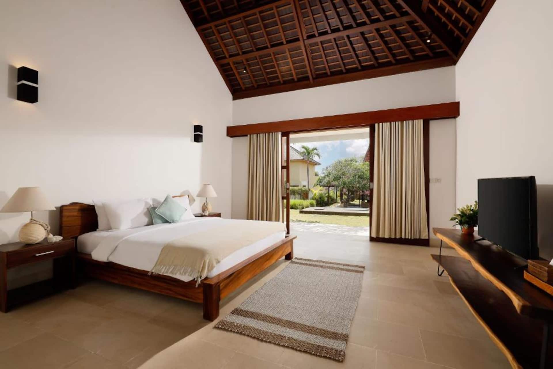 Spacious Poolside Retreat 5 Bedroom Private Villa in Canggu