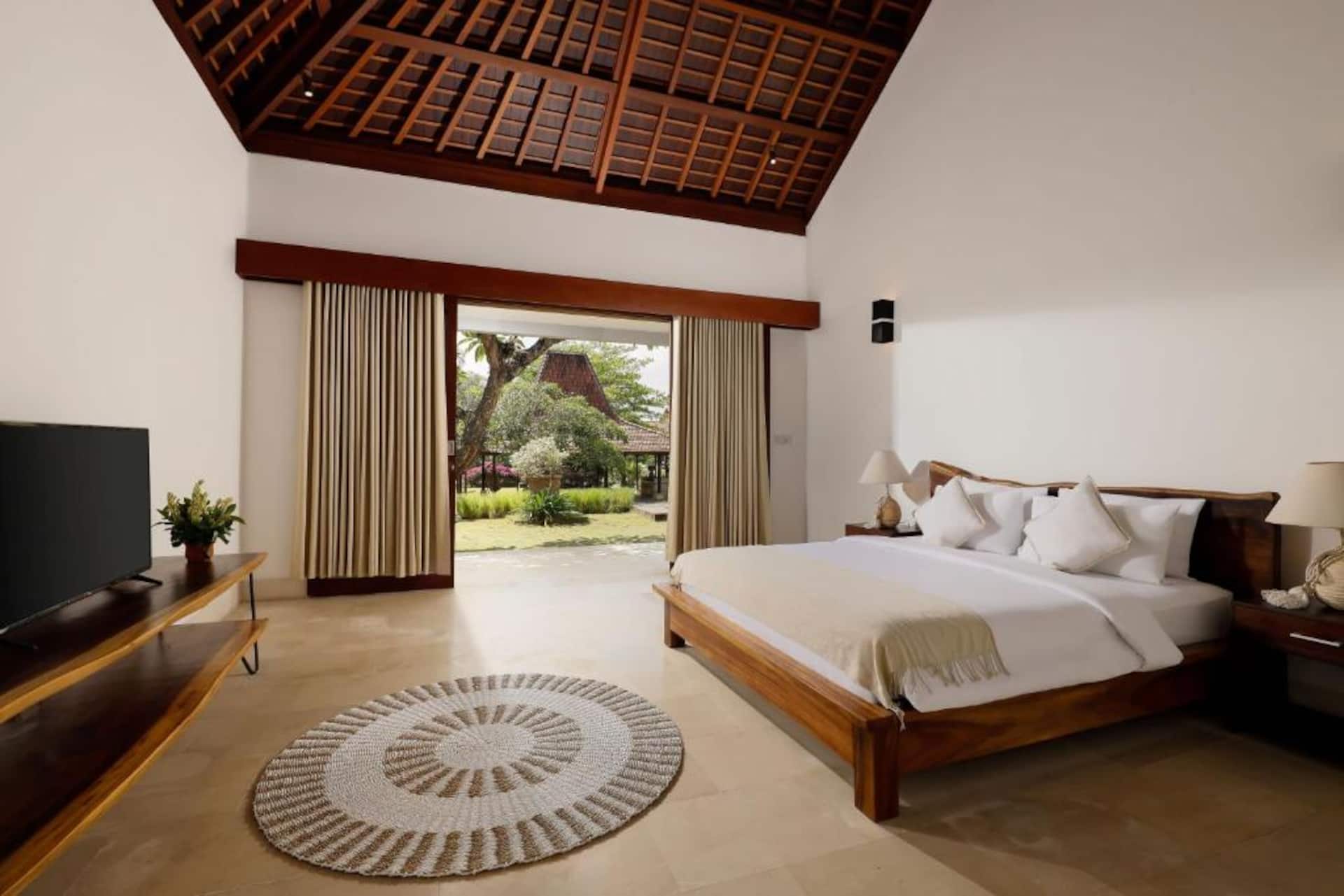 Spacious Poolside Retreat 5 Bedroom Private Villa in Canggu 3