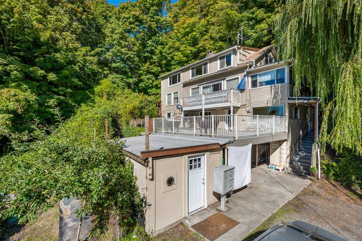 6 Room Apartment in the Forest – 5 min to Downtown