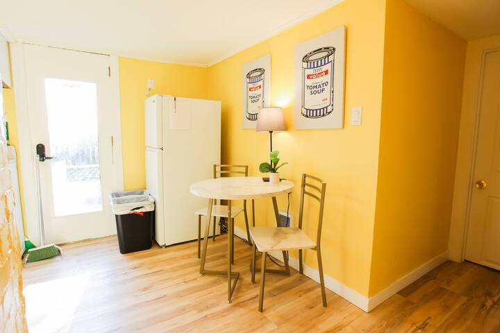 6 Room Apartment in the Forest – 5 min to Downtown gallery image 3