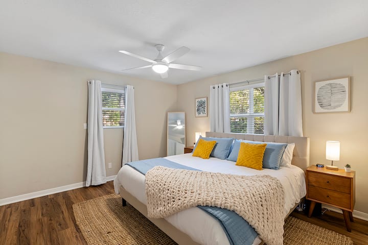 Unwind/recharge in our luxurious master suite. A plush king-size bed with high-quality linens promises a comfortable and restful sleep. Wake up feeling refreshed and ready to explore, or enjoy a lazy morning in bed. Alarm clock/USB port available!