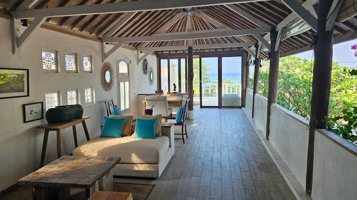 Villa Aurora: 4 Br, Front Beach - Gili Islands
