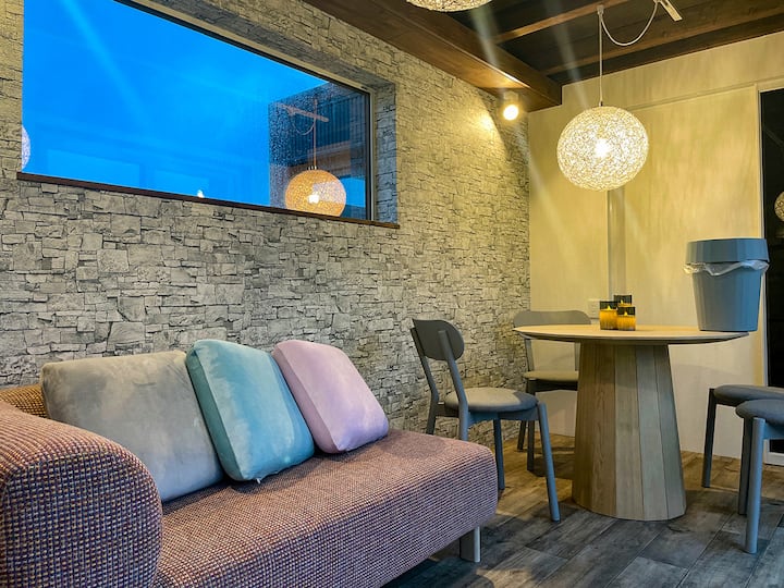 [Building A · Living] Muri prej guri dhe tavani i drithërave prej druri të bëjnë të mendosh për kabinën malore