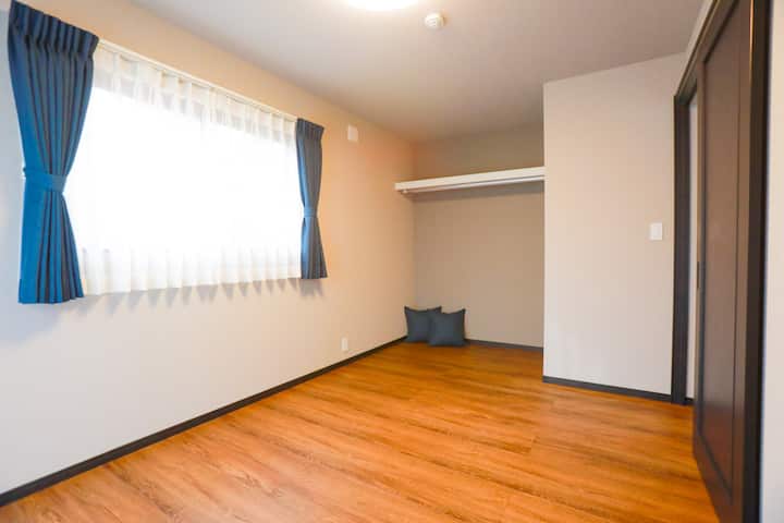 It has a convenient clothes storage space.





