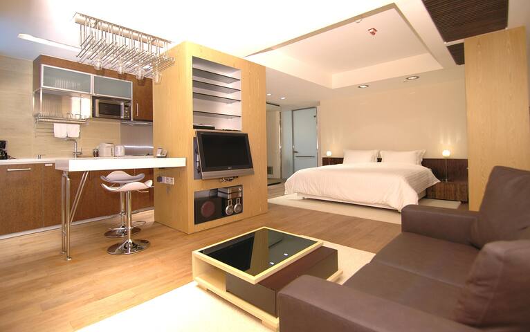 Cozy Hotel Suite @Stanley Beach gallery image 3