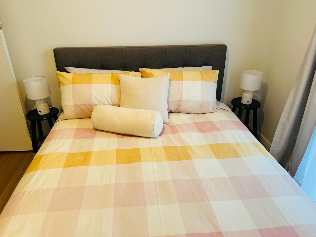 Hauptschlafzimmer  Nr. 2 mit Queensize-Bett und Einbauschränken.