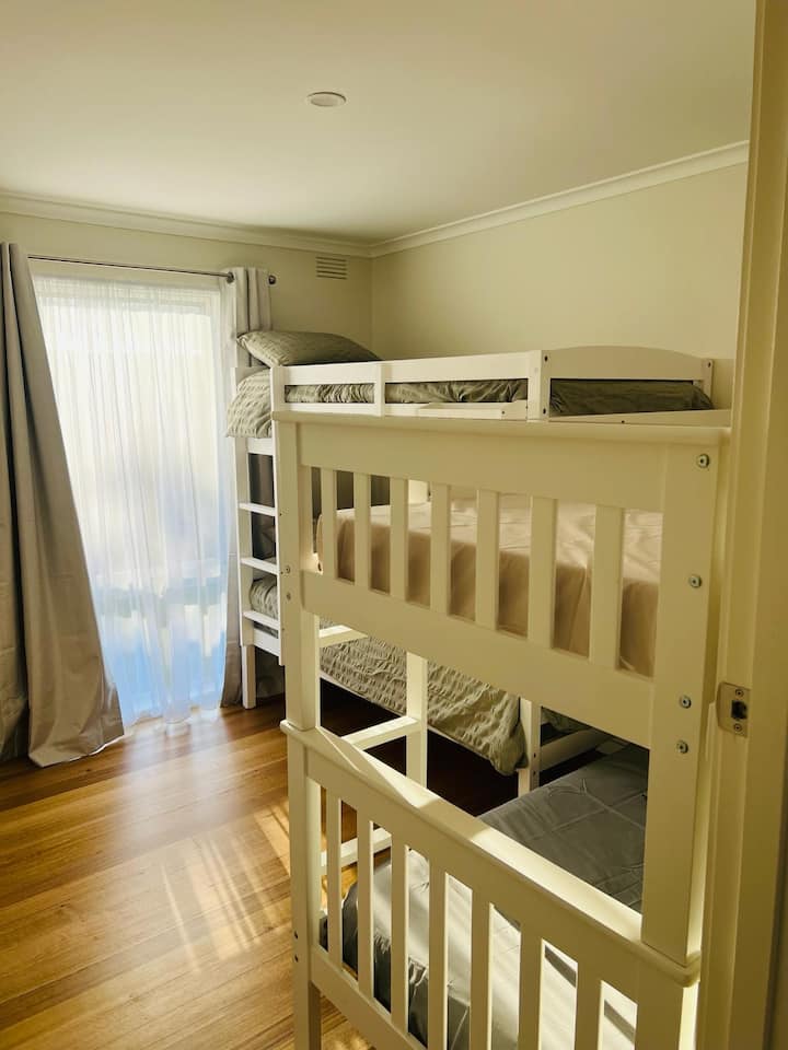 เตียงสองชั้นรองรับผู้ใหญ่หรือเด็กได้ 4 คน