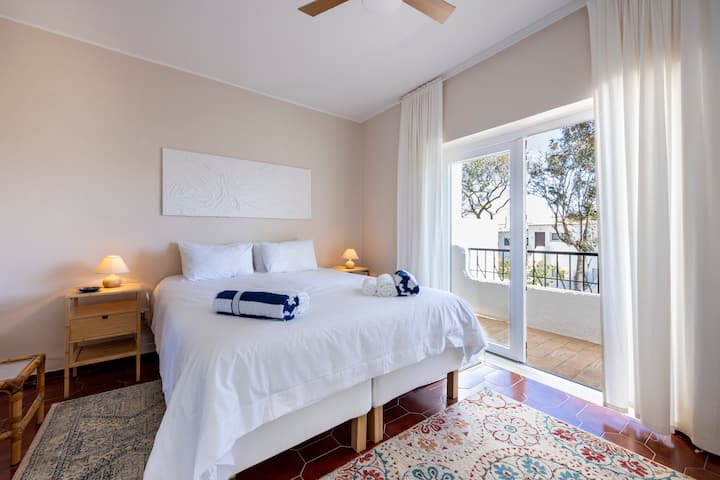 Dhoma e gjumit 1 me krevat dopio "queen" dhe ballkon