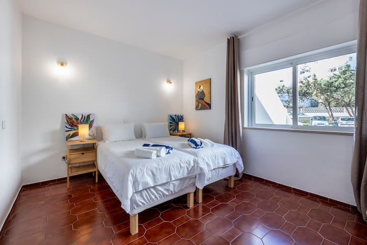 Dhoma e gjumit 2 me dy krevate dopio dhe një dritare