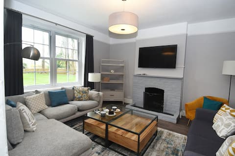 Idyllic Thameside Cottage