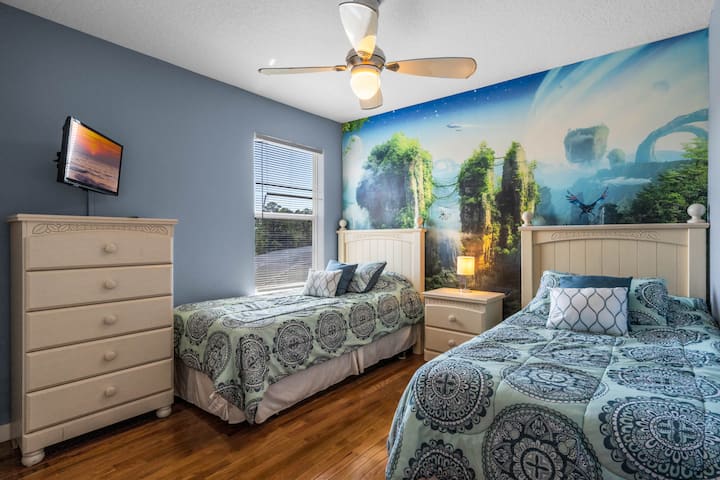 مرحبًا بك في باندورا :)
غرفة ذات طابع خاص بسريرين متماثلين.