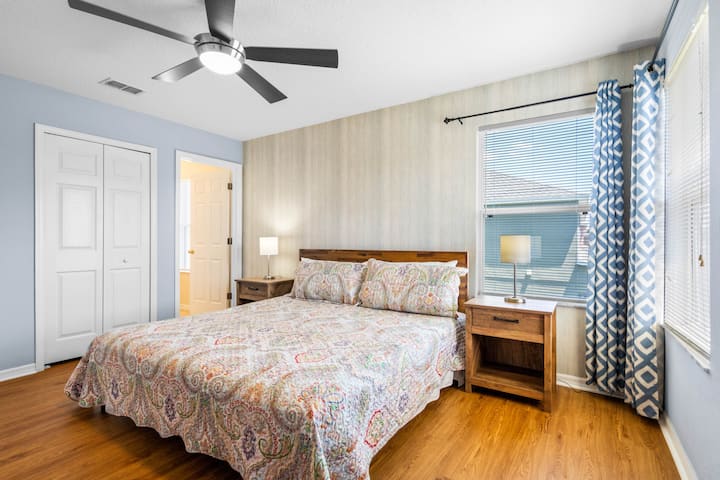 غرفة النوم الثانية - سرير كينج مع حمام داخلي 