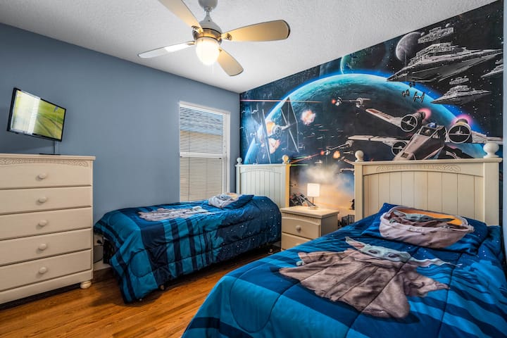 غرفة حرب النجوم بسريرين متماثلين