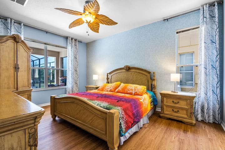 غرفة نوم بسرير كبير في الطابق السفلي وحمام داخلي