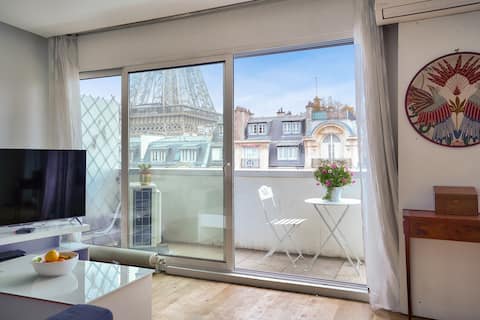 Successful Airbnb property: Beautiful 80 m2 apartment facing the Eiffel Tower in Paris 7e Arrondissement