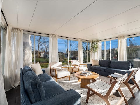 Stunning w/King Beds, Hot Tub, Sauna, By PV Shops