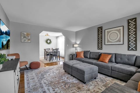 Central 3 Bedroom near Shopping and Malls w/ King