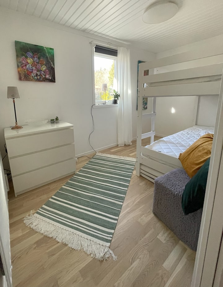 Kutoka kwenye ukumbi, chumba kimoja cha kulala kilicho na kitanda cha ghorofa hufikiwa kwa sentimita 90x200 na uwezekano wa kutumia kitanda cha ziada cha kuvuta 90x200.