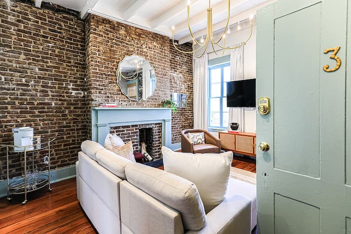 Welcoming Walk-up In Landmark Historic District - Savannah, GA