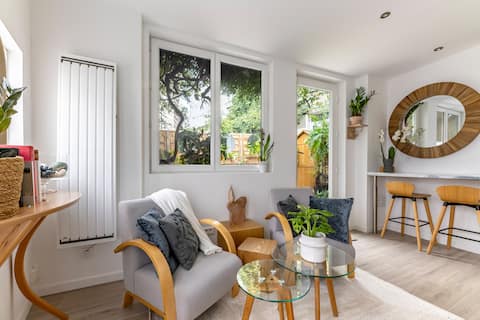 Lovely well-equipped studio, strategically located