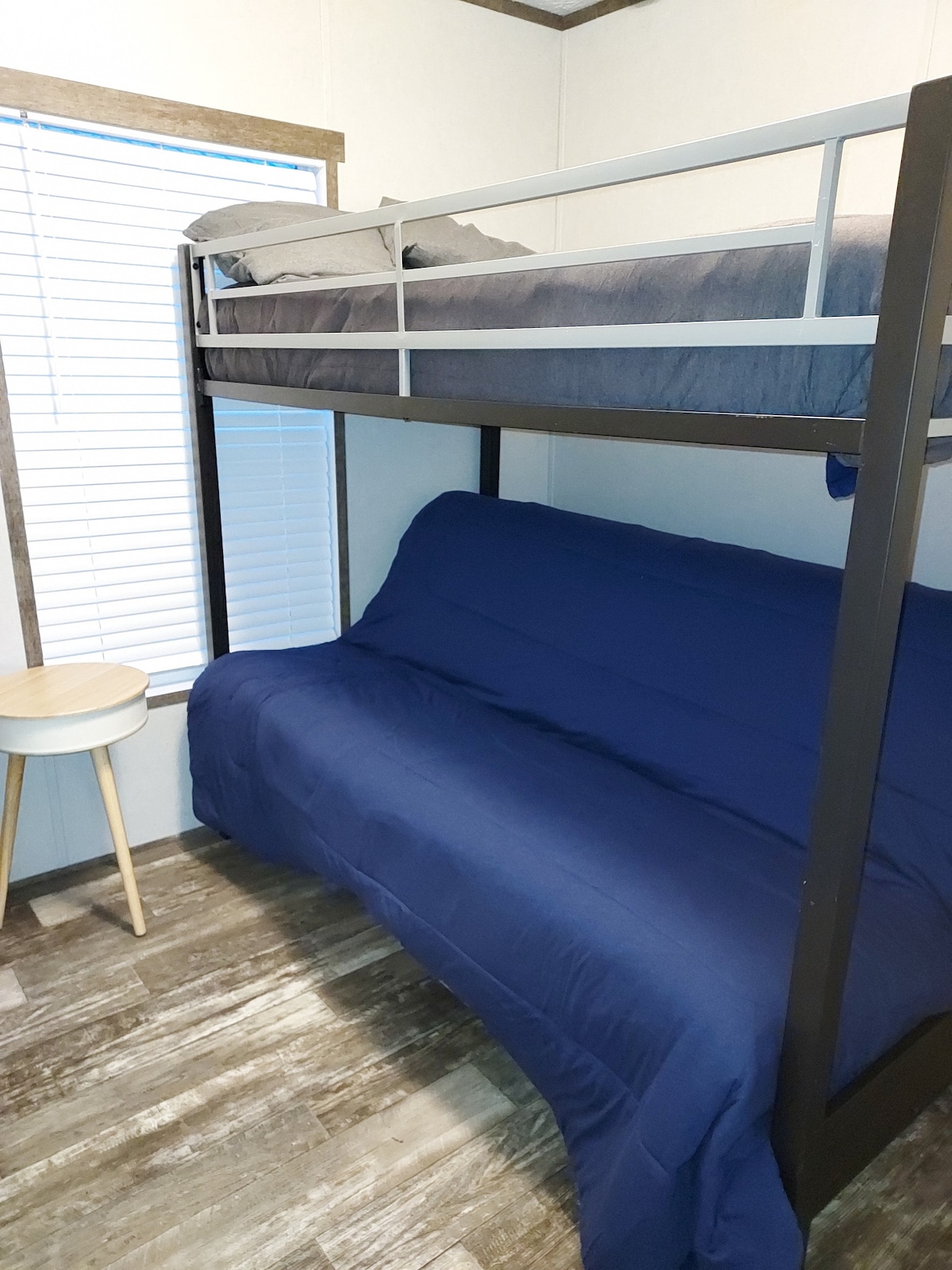 Втората спалня на дивана. Масата има захранващ кабел и високоговорител, за да възпроизвежда всеки звук от устройството ви!