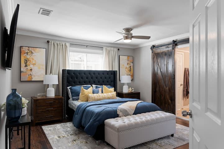 Este relaxante quarto principal se ergue para recebê-lo com móveis deslumbrantes, incluindo um banco de armazenamento, lâmpadas, mesa de console decorada equipada com tomadas, um grande closet abastecido com toalhas extras, lençóis, ferro de passar a vapor. Uma Smart TV 4K de 50 polegadas.