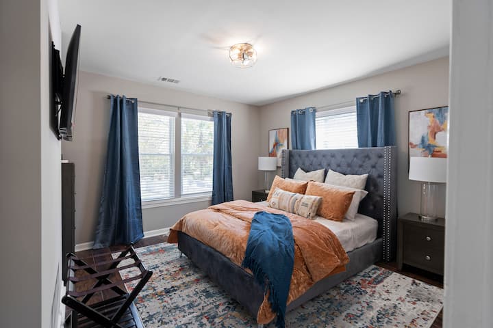 O quarto de hóspedes 2 também é tão relaxante quanto todos os outros espaços da casa e possui uma cômoda completa para seus pertences, porta-malas, mesas de cabeceira, luminária/ventilador de teto com controle remoto moderno. Uma Smart TV 4K de 43 polegadas também está presente.
