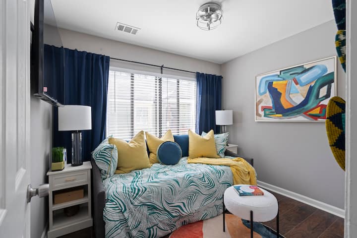 Ah, mas o design tranquilo, mas sofisticado que este quarto traz. Possui uma confortável cama de rodízio com cama de solteiro completa para puxar o nível inferior para acomodar 2 pessoas. Linda decoração ao redor, incluindo uma Smart TV 4K de 43 polegadas carregada com aplicativos Samsung. 