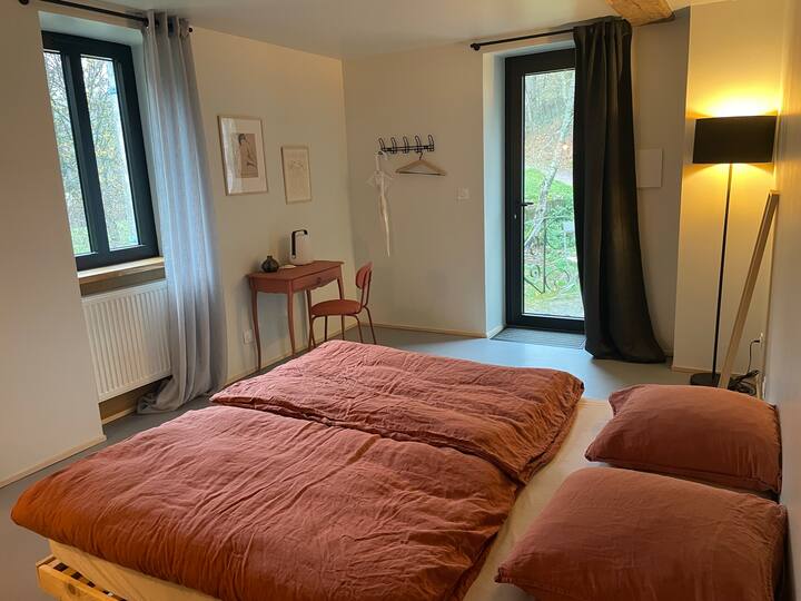 Milan Room, West and North Exposed (R+1)