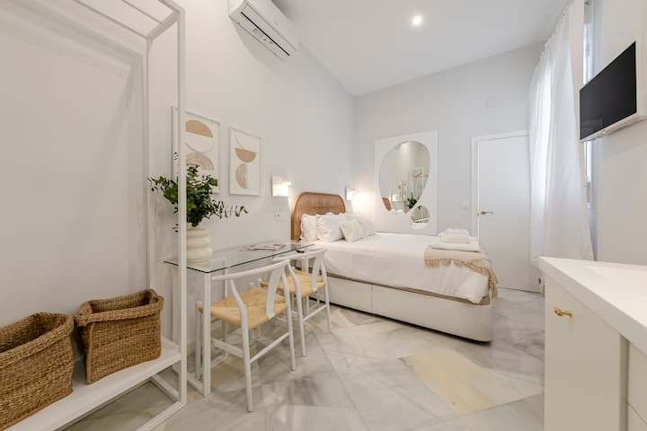 Isg Apartments: Cuna 1.0/parking - Seville, Spain
