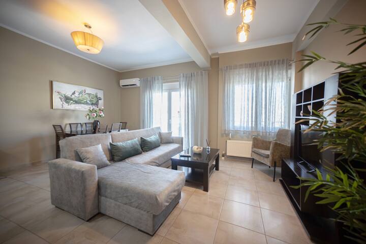 Downtown Suite | 5min to Beach