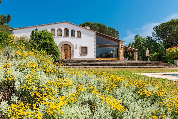 Mas Ginestera – Exclusiva Masia en Llambilles gallery image 2