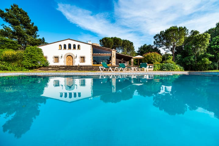 Mas Ginestera – Exclusiva Masia en Llambilles