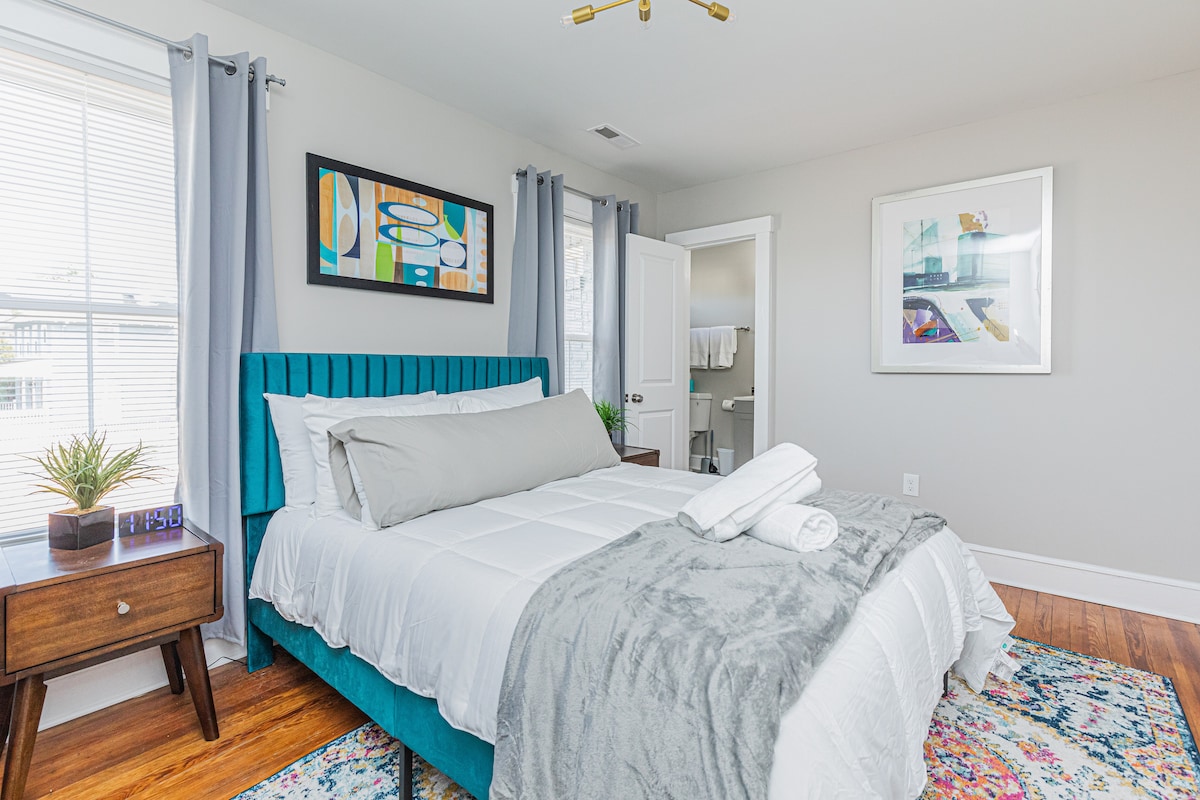 להירגע בסטייל בחדר השינה המשני, עם מיטת קווין סייז נוחה וחדר רחצה צמוד, בתוספת טלוויזיה עם מסך שטוח עם Roku כדי להירגע אחרי יום ארוך.
