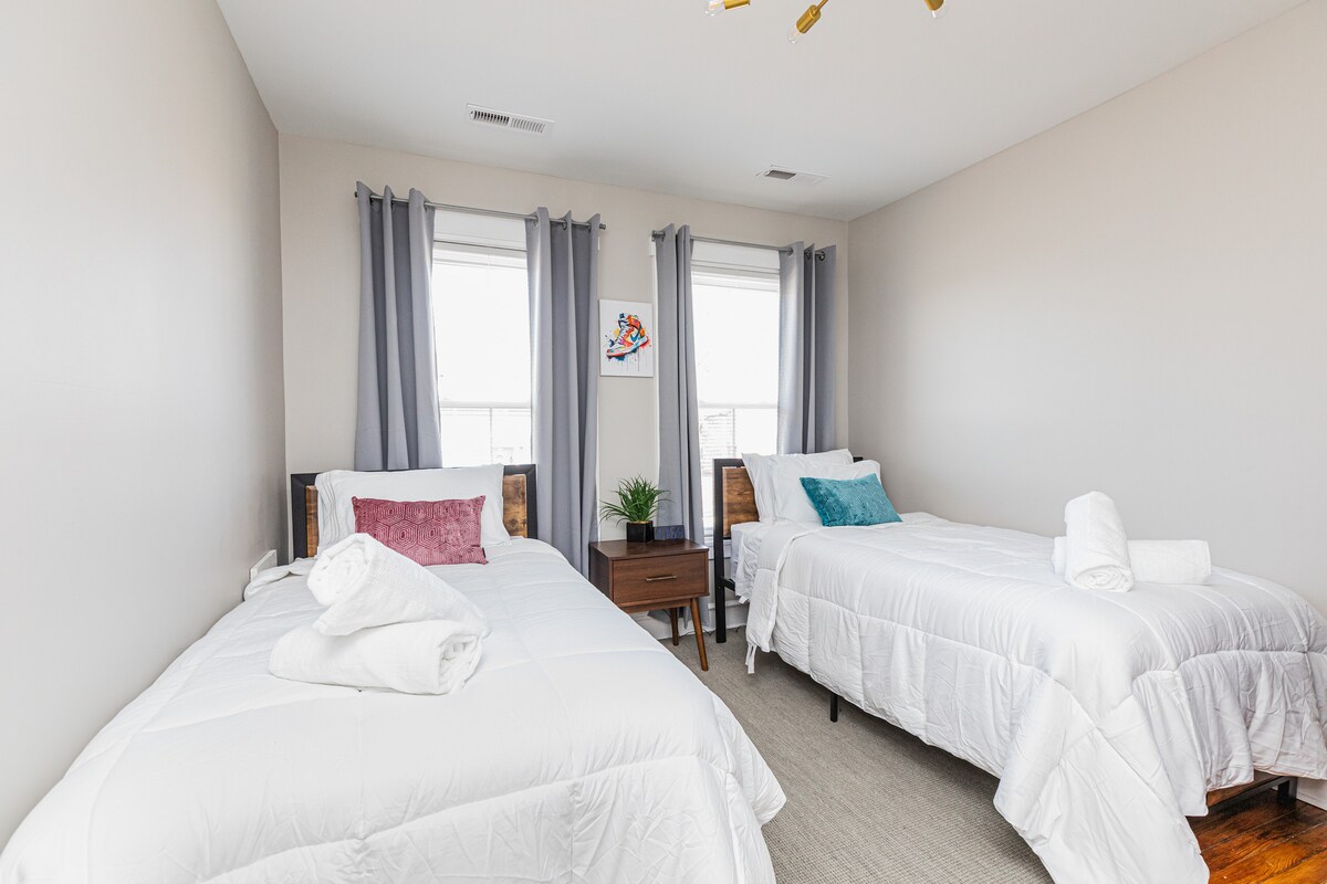 חדר השינה השלישי שלנו, שמתאים למשפחות או לחברים, מציע שתי מיטות נפרדות וטלוויזיות עם מסך שטוח עם Roku, כדי להבטיח שלכל אחד יהיה מרחב משלו להירגע.