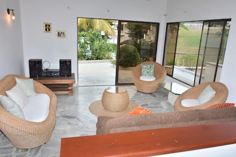 Top performing Airbnb: spectacular Ashley House in Urbanización Ciudad Jardín